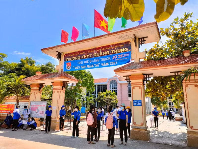  HĐND tỉnh Quảng Bình quyết định không thu học phí học kỳ I năm học 2022-2023 đối với trẻ mầm non và học sinh phổ thông công lập. Với học kỳ II thì điều chỉnh tăng ở mức sàn theo quy định của Chính phủ. Quyết định trên nhằm mục đích chia sẻ khó khăn với phụ huynh học sinh do tác động của dịch COVID-19.