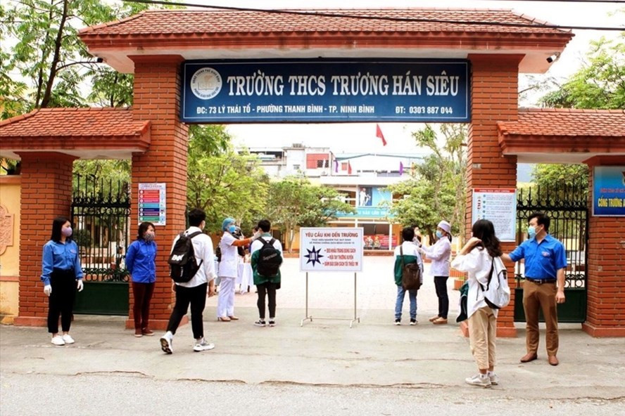  Sở GD&amp;ĐT tỉnh Ninh Bình vừa hướng dẫn thực hiện các khoản thu, chi trong trường học năm học 2022-2023. Theo đó, các trường công lập tạm thời chưa triển khai thực hiện thu học phí năm học 2022-2023 đối với tất cả các cấp học trên địa bàn tỉnh Ninh Bình.Cơ sở giáo dục mầm non, giáo dục phổ thông ngoài công lập được quyền chủ động xây dựng mức thu học phí và giá các dịch vụ phục vụ, hỗ trợ hoạt động giáo dục (trừ dịch vụ do Nhà nước định giá) bảo đảm bù đắp chi phí và có tích lũy hợp lý, có trách nhiệm công khai, giải trình với người học và xã hội về mức thu học phí và giá các dịch vụ do mình quyết định.