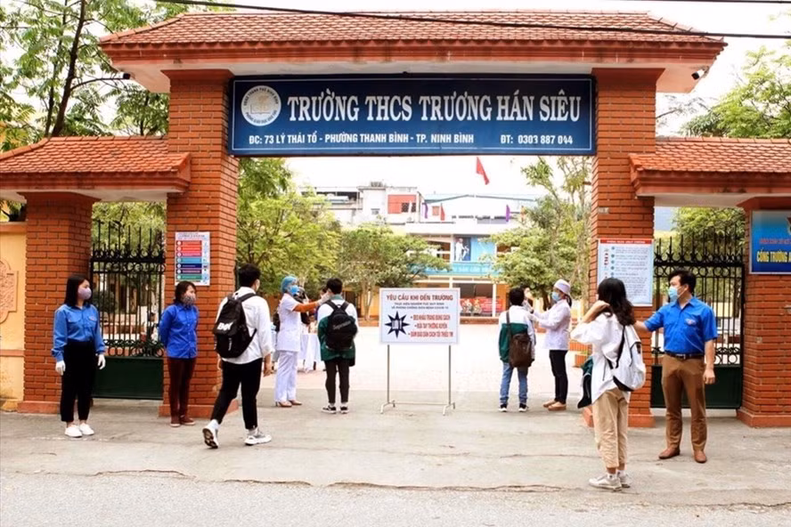  Sở GD&amp;ĐT tỉnh Ninh Bình vừa hướng dẫn thực hiện các khoản thu, chi trong trường học năm học 2022-2023. Theo đó, các trường công lập tạm thời chưa triển khai thực hiện thu học phí năm học 2022-2023 đối với tất cả các cấp học trên địa bàn tỉnh Ninh Bình.Cơ sở giáo dục mầm non, giáo dục phổ thông ngoài công lập được quyền chủ động xây dựng mức thu học phí và giá các dịch vụ phục vụ, hỗ trợ hoạt động giáo dục (trừ dịch vụ do Nhà nước định giá) bảo đảm bù đắp chi phí và có tích lũy hợp lý, có trách nhiệm công khai, giải trình với người học và xã hội về mức thu học phí và giá các dịch vụ do mình quyết định.