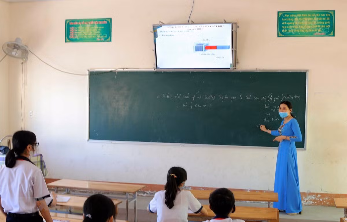  UBND tỉnh Cà Mau quyết định tạm thời chưa thu học phí đối với giáo dục mầm non, giáo dục phổ thông công lập năm học 2022-2023. Còn với các khoản thu khác đầu năm học (nếu có) tỉnh yêu cầu thực hiện theo đúng quy định hiện hành, không được thu bất cứ khoản thu nào ngoài quy định. >>> Mời độc giả xem thêm video Học phí các trường đại học tăng cao trong năm học 2020-2021: