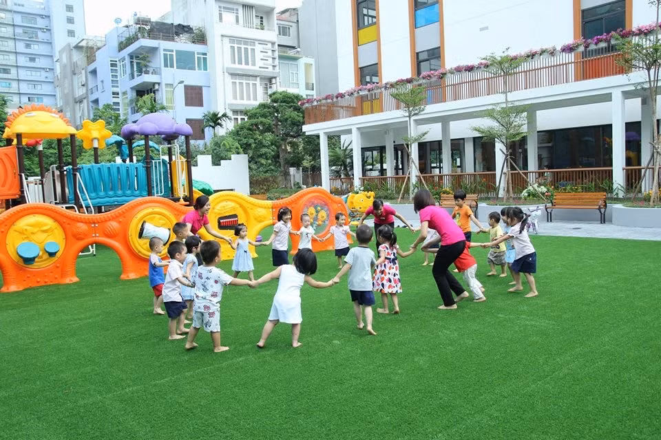 Về mức học phí đối với các cơ sở giáo dục mầm non, giáo dục phổ thông công lập trên địa bàn thành phố Hà Nội năm học 2022-2023, HĐND thành phố sẽ thảo luận và quyết định trên cơ sở tờ trình của UBND thành phố. Thành phố sẽ hỗ trợ học phí cho cơ sở giáo dục mầm non, giáo dục phổ thông công lập với số tiền khoảng 1.133 tỉ đồng cho năm học 2022-2023.