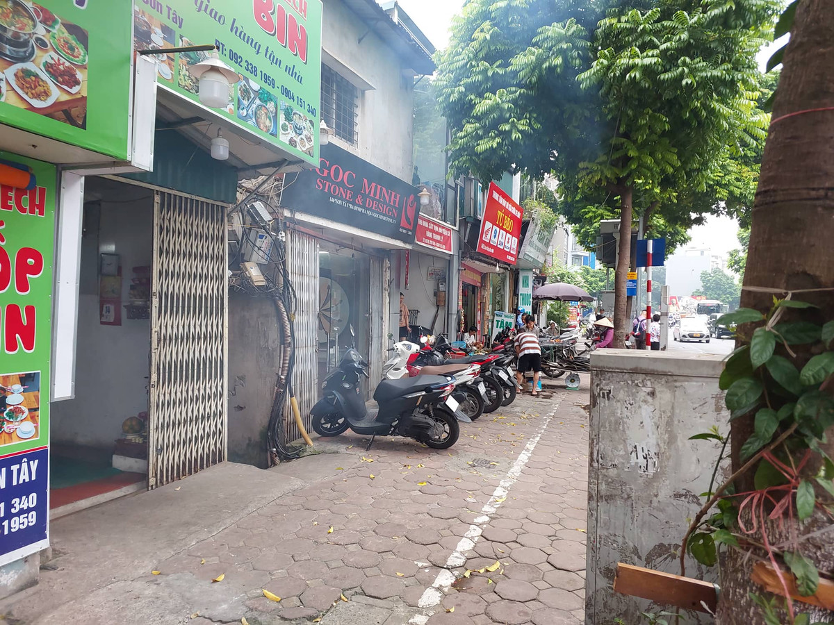 Tìm hiểu của PV Báo Tri thức và Cuộc sống, dự án cải tạo xây dựng lại chung cư cũ nguy hiểm tại số 148 - 150 phố Sơn Tây do Công ty cổ phần PCCC và đầu tư xây dựng Sông Đà làm chủ đầu tư từ năm 2009 đến nay chưa triển khai. Một số người vẫn cư trú trong chung cư cũ để sinh hoạt và buôn bán, bất chấp nguy hiểm chết người. 