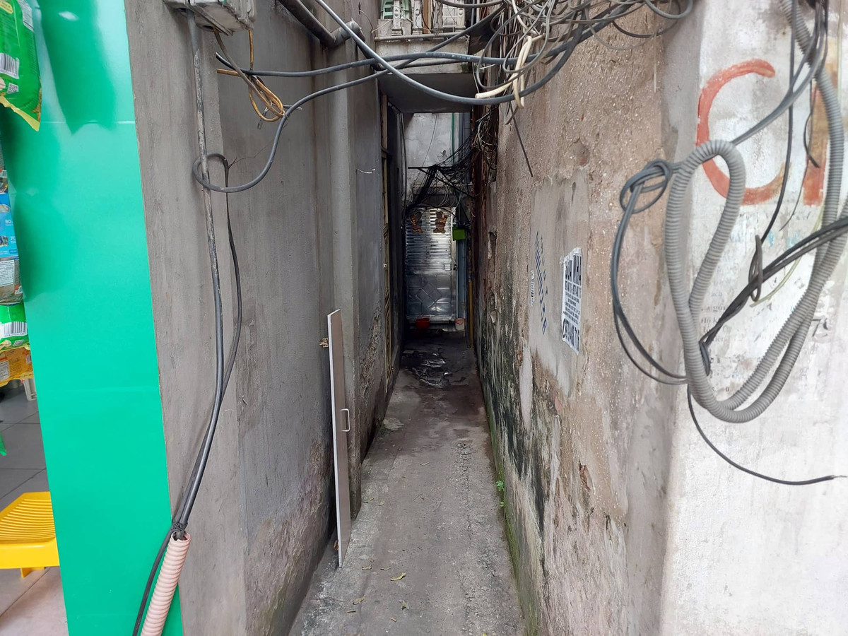 Con ngõ nhỏ ngăn cách giữa khu chung cư xuống cấp với các hộ dân xung quanh.