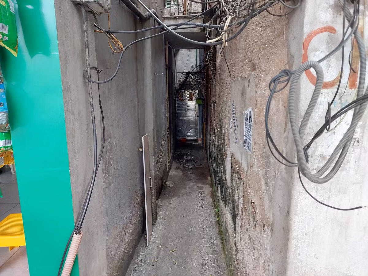 Con ngõ nhỏ ngăn cách giữa khu chung cư xuống cấp với các hộ dân xung quanh.