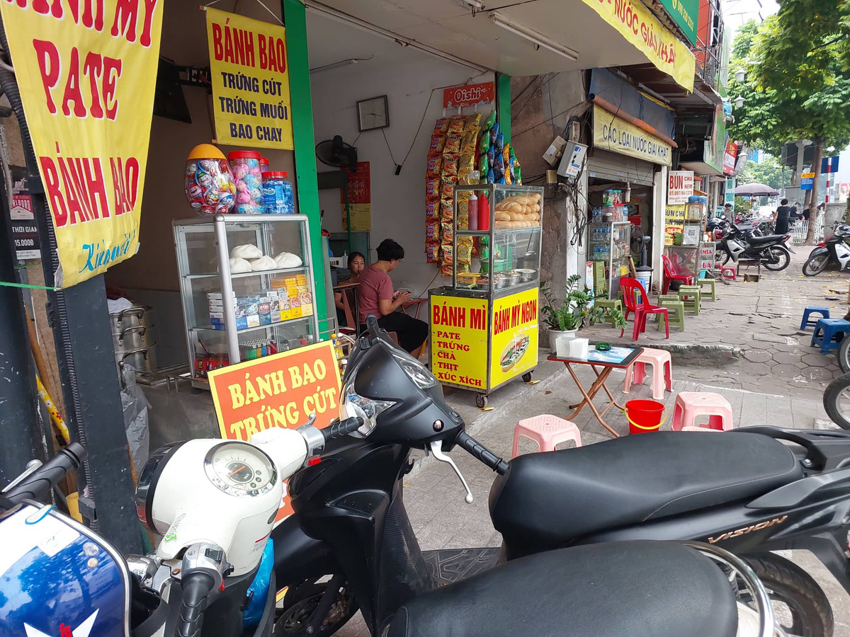 Do đó, để đấy nhanh công tác cải tạo, xây dựng lại nhà chung cư 148-150 Sơn Tây, UBND TP đề nghị UBND quận Ba Đình, UBND phường Kim Mã phối hợp với Chủ đầu tư và các đơn vị liên quan căn cứ các quy định hiện hành của Nhà nước tổ chức di dời các hộ dân còn lại ra khỏi nhà chung cư 148-150 Sơn Tây để thực hiện dự án theo quy định.