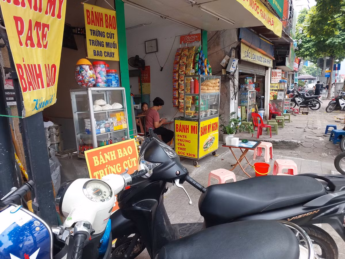 Do đó, để đấy nhanh công tác cải tạo, xây dựng lại nhà chung cư 148-150 Sơn Tây, UBND TP đề nghị UBND quận Ba Đình, UBND phường Kim Mã phối hợp với Chủ đầu tư và các đơn vị liên quan căn cứ các quy định hiện hành của Nhà nước tổ chức di dời các hộ dân còn lại ra khỏi nhà chung cư 148-150 Sơn Tây để thực hiện dự án theo quy định.