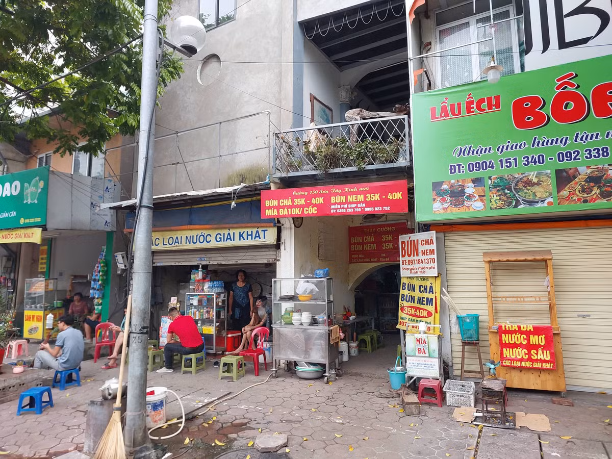 Thiết nghĩ, với tình trạng nguy hiểm được đánh giá ở mức độ cao nhất, cộng thêm sự mài mòn của thời gian sau hơn 10 năm, khu chung cư cũ 148 - 150 Sơn Tây này có thể đổ sập xuống bất cứ lúc nào, gây nguy hiểm cho người dân xung quanh. Bởi vậy, rất cần chính quyền TP Hà Nội sớm vào cuộc xử lý dứt điểm những tồn tại để bảo đảm an toàn cho người dân. >>> Mời độc giả xem thêm video Vụ bé rơi từ tầng 12a: Nhà chung cư rất cần lắp lưới an toàn: