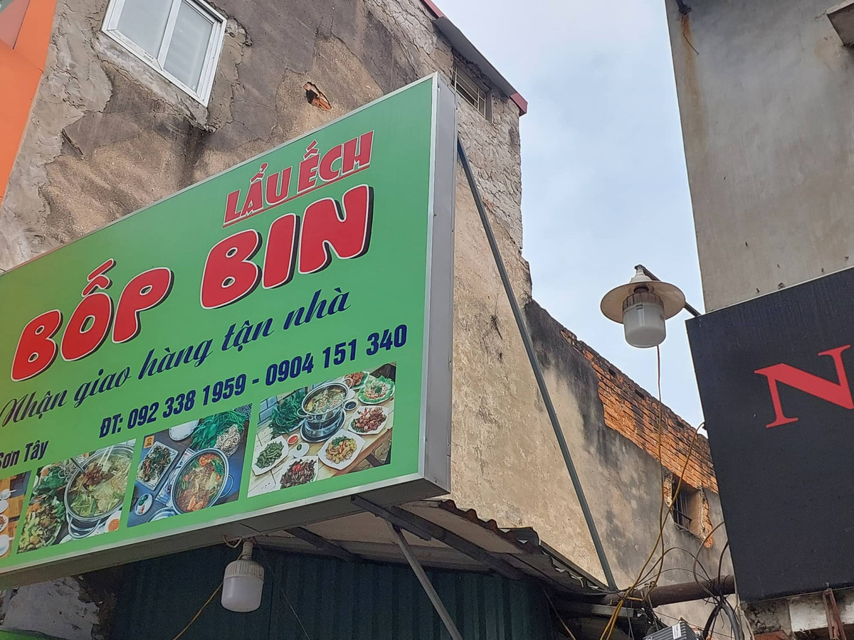 Người dân sống gần khu chung cư cũ xuống cấp này cho biết, tầng trên của khu chung cư đang bị bỏ hoang, không có người sinh sống.