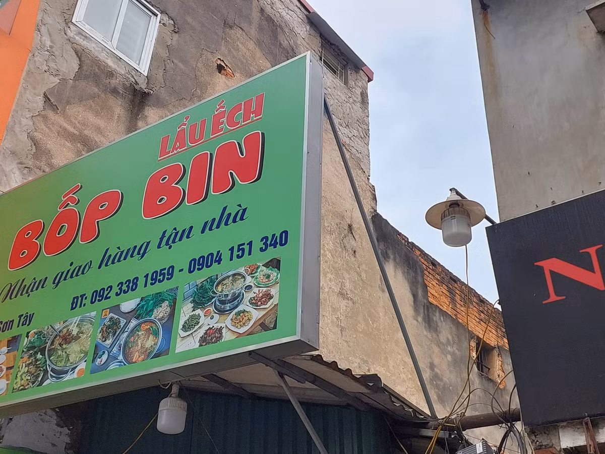 Người dân sống gần khu chung cư cũ xuống cấp này cho biết, tầng trên của khu chung cư đang bị bỏ hoang, không có người sinh sống.