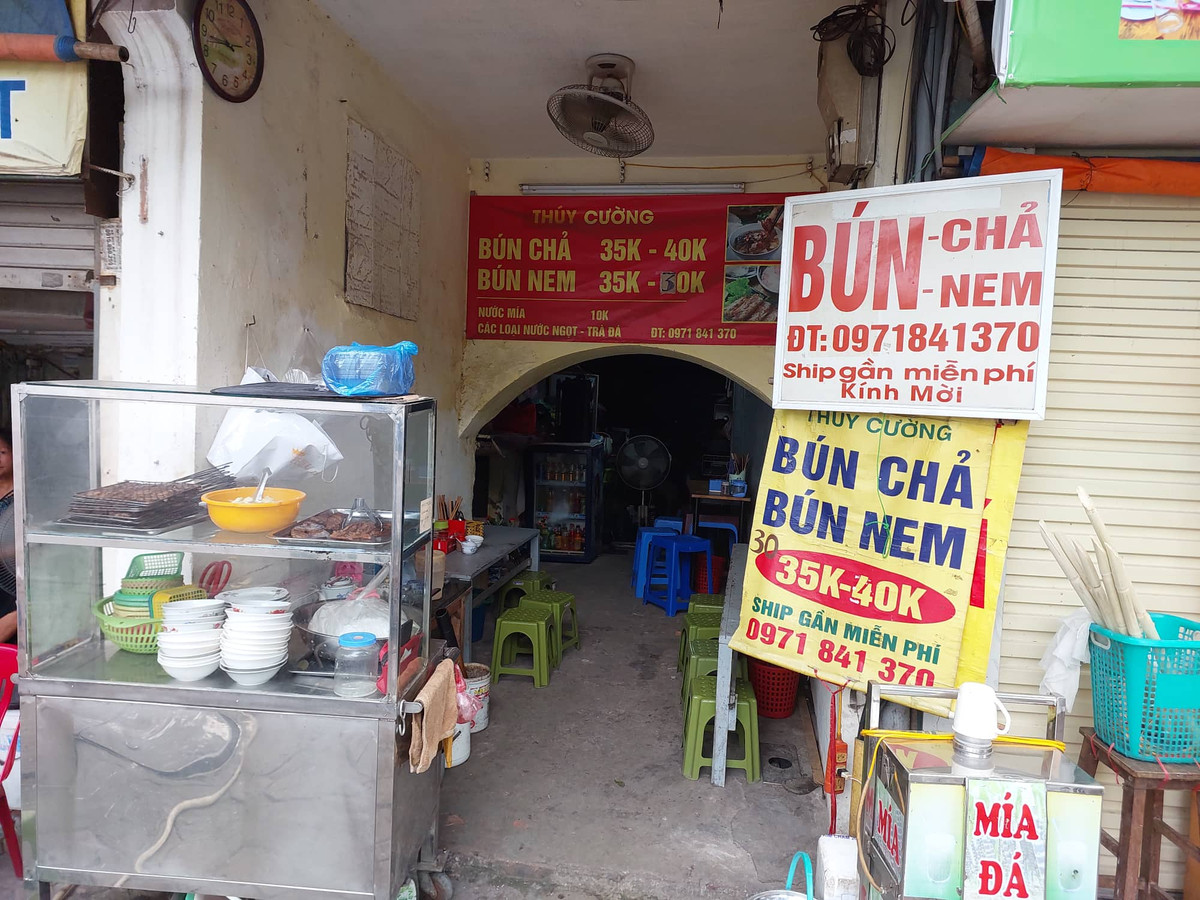 Khu vực từng là lối vào khu chung cư đã được bít kín, một số người dân cải tạo thành một quán ăn.