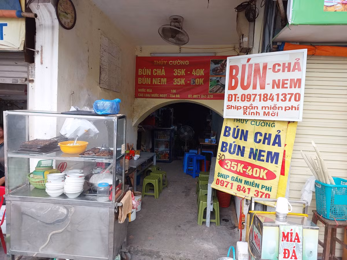 Khu vực từng là lối vào khu chung cư đã được bít kín, một số người dân cải tạo thành một quán ăn.