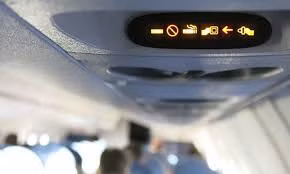 Hut thuoc tren may bay, nguoi dan ong bi cam bay 9 thang