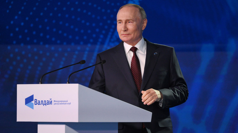 Ông Putin, phát biểu tại một hội nghị ở Sochi, Nga, nói rằng ông Trump đã hành động dũng cảm sau khi sống sót trong vụ ám sát ở Butler, Pennsylvania, hồi tháng 7, đồng thời cho biết những mong muốn của ông Trump trong việc cải thiện quan hệ với Nga và chấm dứt xung đột Ukraine “xứng đáng được chú ý.” Ảnh: RIA Novosti