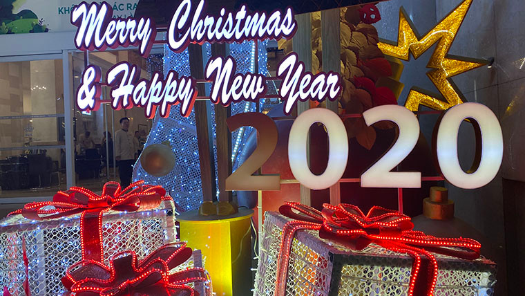 Hàng loạt mặt tiền các trung tâm thương mại, nhà hàng, khách sạn... trang hoàng rực rỡ đón năm mới 2020.