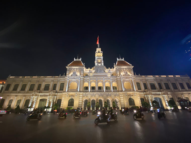 Trụ sở UBND TP HCM sáng rực ánh đèn trong đêm cuối năm.