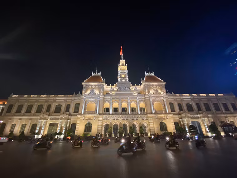 Trụ sở UBND TP HCM sáng rực ánh đèn trong đêm cuối năm.