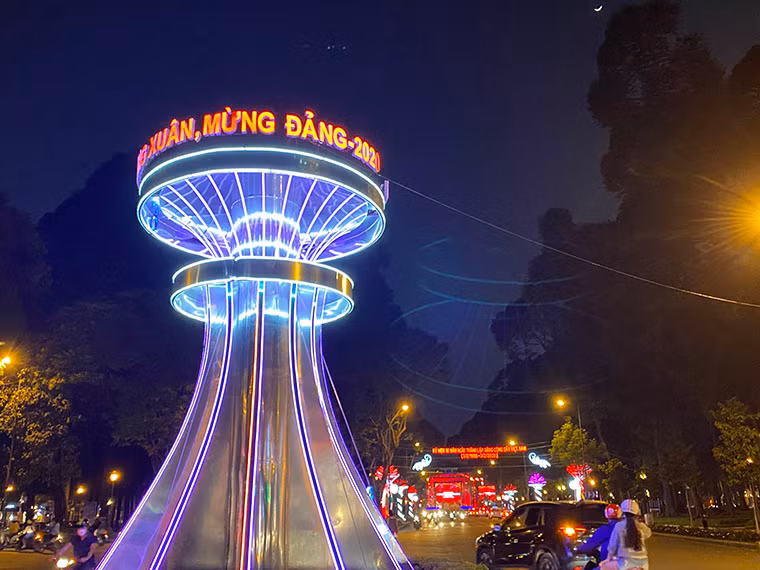 TPHCM cùng cả nước hân hoan Mừng Xuân, Mừng Đảng.