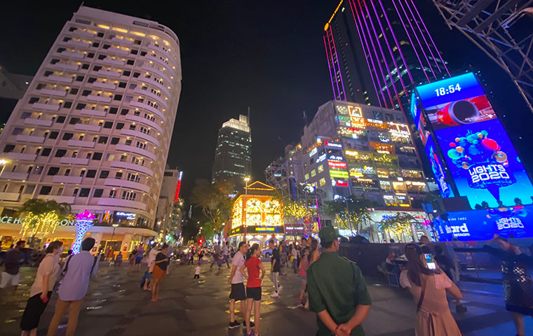 Phố đi bộ Nguyễn Huệ đêm cuối năm.