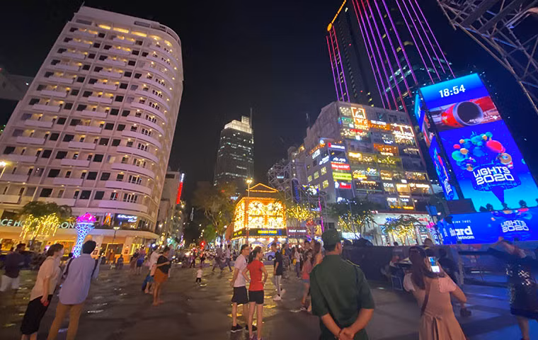 Phố đi bộ Nguyễn Huệ đêm cuối năm.