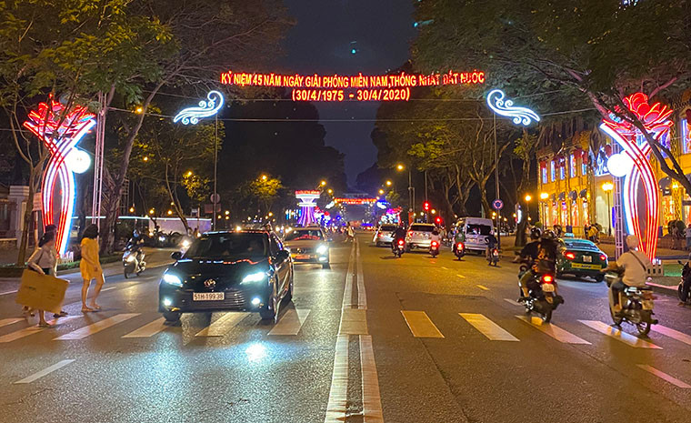 Trong những đêm cuối cùng của năm 2019, đường phố trung tâm Sài Gòn rực rỡ ánh đèn đầy màu sắc chào đón năm mới 2020.