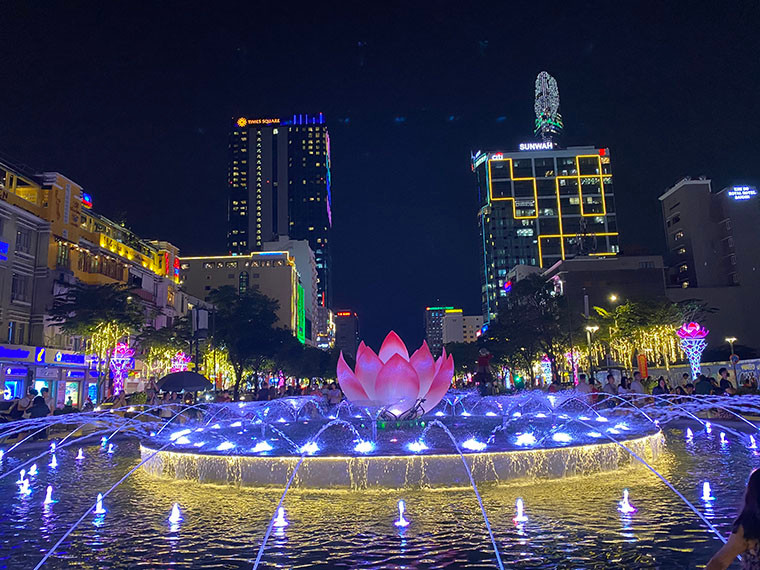 Hồ phun nước nghệ thuật ở phố đi bộ Nguyễn Huệ rực rỡ trong ánh đèn đêm...