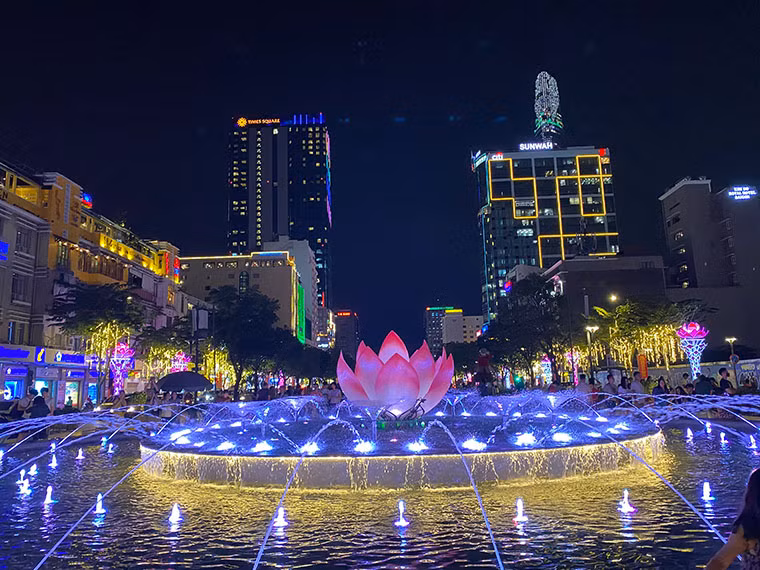 Hồ phun nước nghệ thuật ở phố đi bộ Nguyễn Huệ rực rỡ trong ánh đèn đêm...