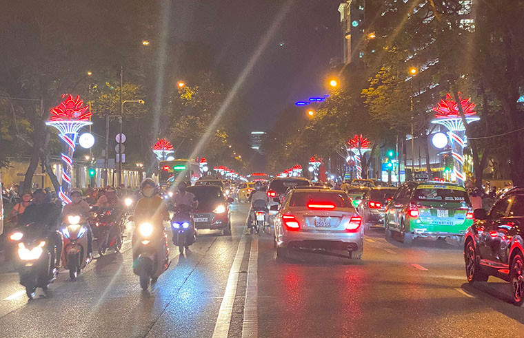 Trục đường Lê Duẩn đầy màu sắc trước thềm năm mới 2020. 