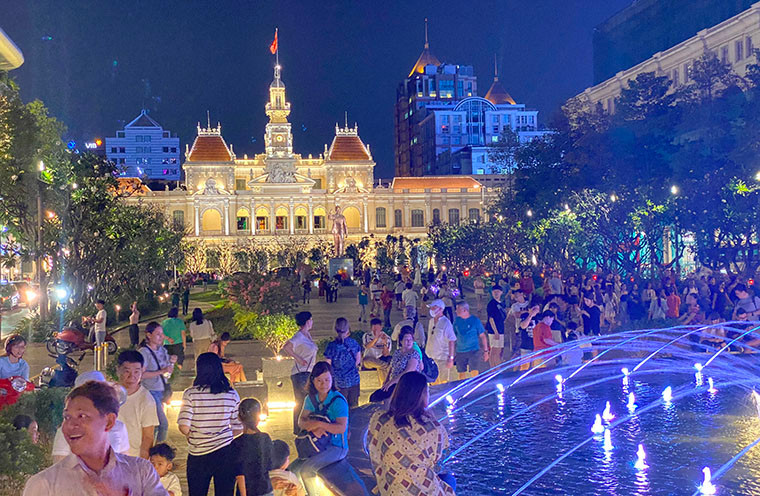 Hàng trăm người dân TP và du khách đã xuống phố trong đêm cuối năm với tâm trạng háo hức chào đón năm mới.