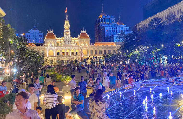 Hàng trăm người dân TP và du khách đã xuống phố trong đêm cuối năm với tâm trạng háo hức chào đón năm mới.