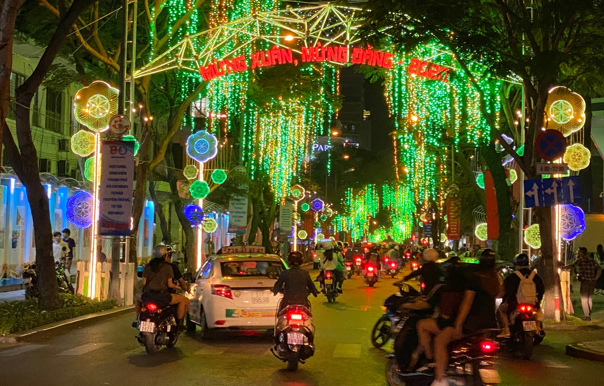 Các tuyến đường trung tâm của thành phố như Đồng Khởi, quận 1... lung linh đầy màu sắc. 
