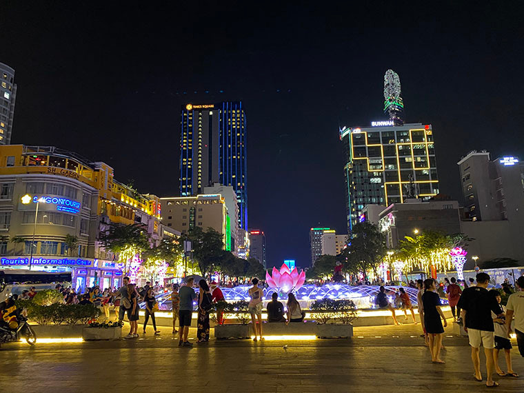 Khu vực phố đi bộ Nguyễn Huệ tối 30/12 tấp nập người qua lại...