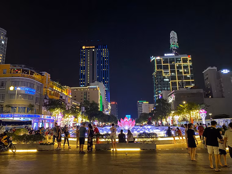 Khu vực phố đi bộ Nguyễn Huệ tối 30/12 tấp nập người qua lại...