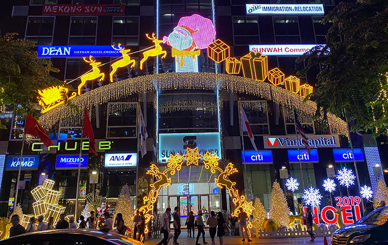 Nhiều Trung tâm thương mại, nhà hàng, khách sạn... trang hoàng rực rỡ đón năm mới 2020.