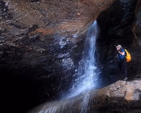 Một dòng suối chảy trong hang.