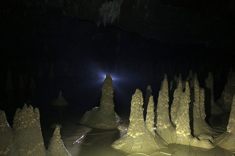 Những cột nhũ đá tuyệt đẹp trong hang.