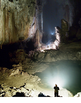 Một hồ nước được tìm thấy trong hang.