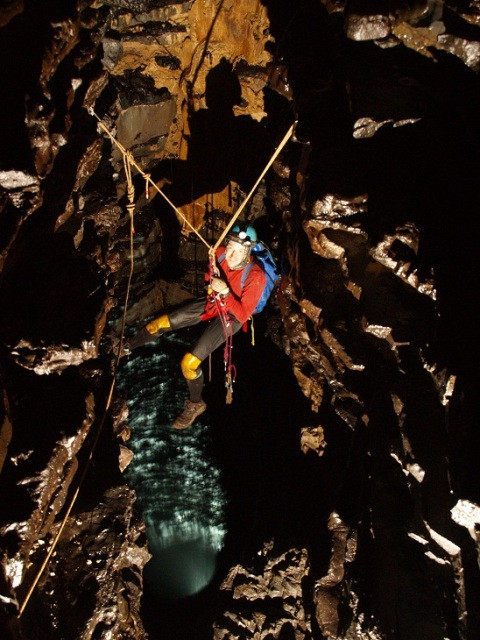 Trong hang còn cả một hệ thống các hang động, có nơi thậm chí còn chưa có người đặt chân tới.