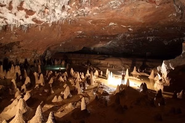 Nhiều nhà khoa học đã chứng minh rằng tuổi thọ của những khối thạch nhũ này lên tới 400 triệu năm.