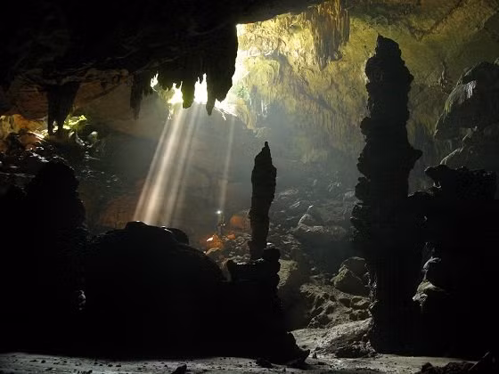 Ánh sáng chiếu từ bên ngoài vào hang tuyệt đẹp.