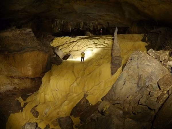 Một bãi cát mịn trong hang.
