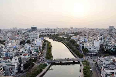 "Dòng kênh chết" hồi sinh uốn lượn giữa lòng thành phố.