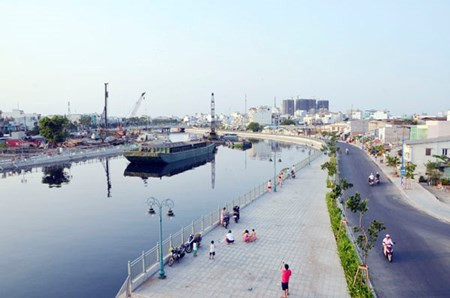 Được mệnh danh là dòng kênh đen, hôi thối và đầy rác thải với những căn nhà ổ chuột, sau thời gian cải tạo, kênh Tân Hóa - Lò Gốm đang “hồi sinh” từng ngày.