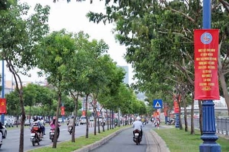 Hai bên bờ, dự án nâng cấp, mở rộng đại lộ Võ Văn Kiệt, đường bến Vân Đồn được đưa vào sử dụng. Những khu nhà nhếch nhác được giải tỏa, những cây cầu mới thành hình, những con đường tuyệt đẹp được hình thành dọc bờ kênh.