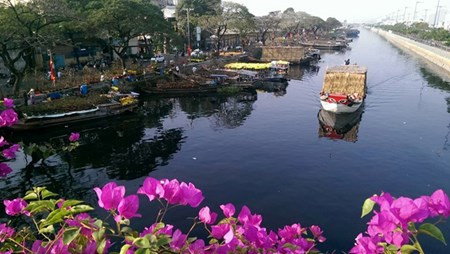 "Đẹp quá, khác nhiều quá", đó là cảm nhận của không ít người từng chứng kiến dòng kênh này trước đây và bây giờ. Ngay cả người dân sống ở đây cũng nhận thấy sự đổi thay đến kỳ diệu của dòng kênh như một câu chuyện cổ tích thời hiện đại. Trong ảnh là cảnh trên bến dưới thuyền trên kênh Tàu Hủ - Bến Nghé tại bến Bình Đông (quận 8) những ngày cận Tết Nguyên đán Ất Mùi. 