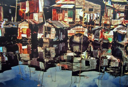 Kênh Bến Nghé - Tàu Hủ từng là tuyến đường thủy trọng yếu của Sài Gòn, dài 22km, nằm vắt ngang thành phố, trải qua địa bàn 8 quận, huyện. Từ một dòng kênh "vạm vỡ", kênh dần bị lấn chiếm, dòng chảy thu hẹp và tắc nghẽn khiến tàu thuyền khó đi lại. Có nhiều ghe thuyền, các chợ đầu mối thu gom hàng hóa và rác đủ các loại từ các chợ được đổ bừa bãi xuống dòng nước. Ở các chân cầu, rác đổ tạo thành từng đống lớn.