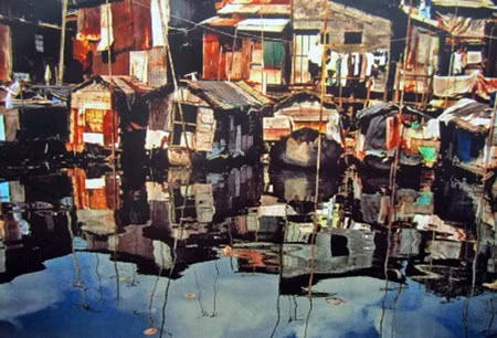 Kênh Bến Nghé - Tàu Hủ từng là tuyến đường thủy trọng yếu của Sài Gòn, dài 22km, nằm vắt ngang thành phố, trải qua địa bàn 8 quận, huyện. Từ một dòng kênh "vạm vỡ", kênh dần bị lấn chiếm, dòng chảy thu hẹp và tắc nghẽn khiến tàu thuyền khó đi lại. Có nhiều ghe thuyền, các chợ đầu mối thu gom hàng hóa và rác đủ các loại từ các chợ được đổ bừa bãi xuống dòng nước. Ở các chân cầu, rác đổ tạo thành từng đống lớn.