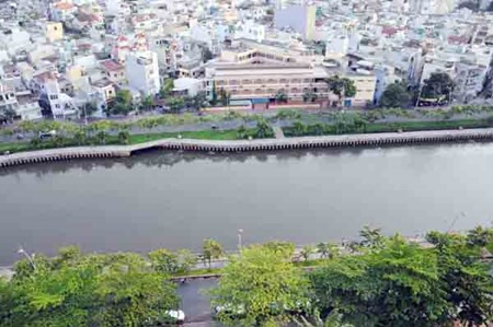 "Cách đây hơn 20 năm, những người sống ven kênh Nhiêu Lộc - Thị Nghè như tôi có nằm mơ chắc cũng không nghĩ có ngày mình được phóng xe vừa hóng mát, vừa dạo chơi trên hai con đường ven kênh từng được mệnh danh là "dòng kênh chết", anh Quang Thy (58 tuổi, ngụ quận Phú Nhuận) nói.