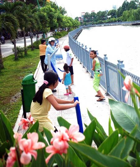 Trẻ em cũng ra dọc bờ kênh vui chơi. Dọc hai bên bờ kênh, thành phố lắp đặt các máy tập thể dục miễn phí đáp ứng nhu cầu thể dục thể thao cho người dân.