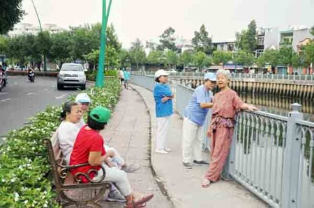 Những cụ già ra bờ kênh hóng mát, tập thể dục. “Sáng nào chúng tôi cũng ra đây tập thể dục dưỡng sinh và đi bộ dọc bờ kênh để hít thở không khí trong lành. Con kênh giờ hồi sinh thật đó, chú à. Không như trước kia, nó đầy rác và hôi thối”, một cụ bà cán bộ hưu trí cười nói.