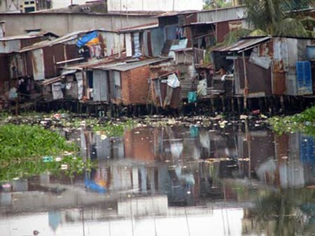 Kênh Nhiêu Lộc - Thị Nghè chảy qua địa phận các quận 1, 3, Tân Bình, Phú Nhuận, Bình Thạnh được mệnh danh là "dòng kênh chết" với những khu nhà ổ chuột kèm theo mùi hôi thối bốc lên nồng nặc.